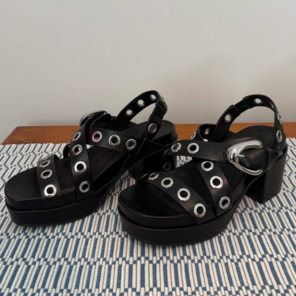 AEROSOLS Cleveland Grommet Sandals